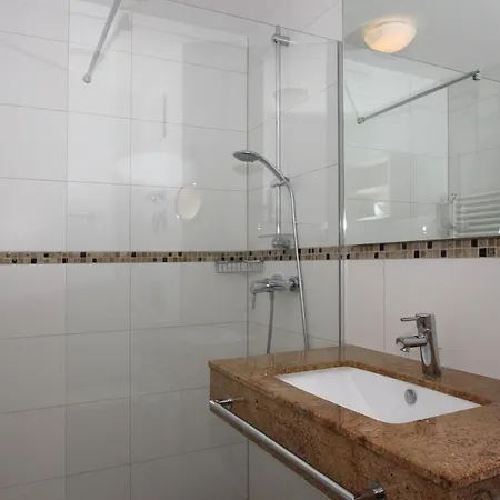 Strandnahe Mit Balkon, Gratis Nutzung Vom Ahoi Erlebnisbad Und Sauna In Sellin - Rex Rugia 13-8