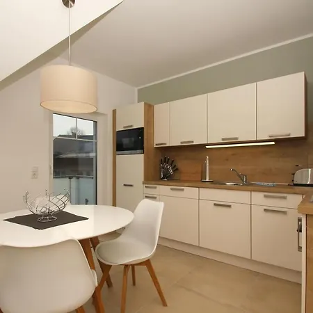 Strandnahe Mit Balkon, Gratis Nutzung Vom Ahoi Erlebnisbad Und Sauna In Sellin - Rex Rugia 13-8 Lobbe